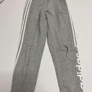 Adidas mjukisbyxor  - Gråa adidas byxor i storlek S. Säljer pga ingen användning, bra skick. Säljer för 200kr men pris kan diskuteras.