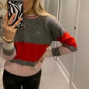 Tröja  - Säljer denna tröja, skriv om intresserade❤️❤️, den är i jätte bra skick