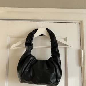 Svart väska - Säljer denna lilla svarta väska då den inte längre kommer till användning🖤