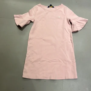 Polo klänning - Polo Ralph Lauren original. Rosa, ganska tjockt tyg,  utsvängda armar. Barn M (8-10 år)