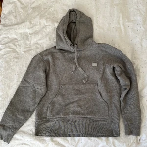 Acne Ferris Face hoodie - Ganska bred men kortare passform. Stor huva. Hoodien är använd och skicket uppskattas till 8/10