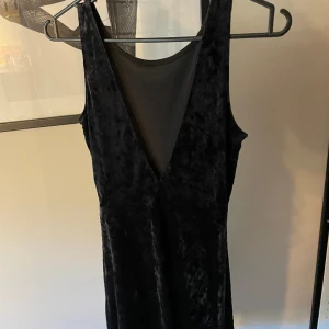 Super snygg klänning! 🖤 - Säljer min svarta sammets klänning som är öppen i ryggen! 🖤 Kort och passar till alla tillfällen! 🖤