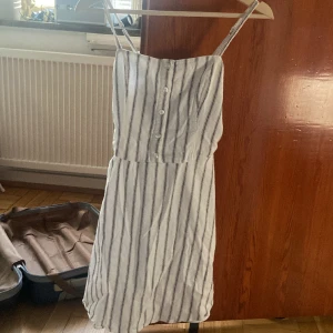 Klänning - Fint, nästan oanvänt skick