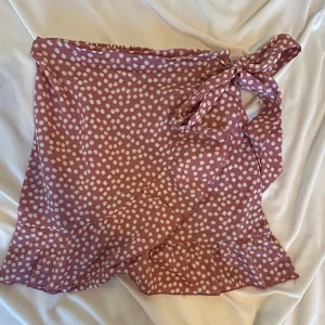 Blommig kjol  - Gullig blommig kjol, perfekt för sommarn. Skriv ifall intresse 🥰