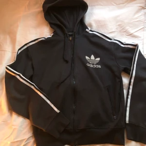 Adidas hoodie - Köpt second hand💗super skön och håller en varm. Storlek M men passar mig som är xs