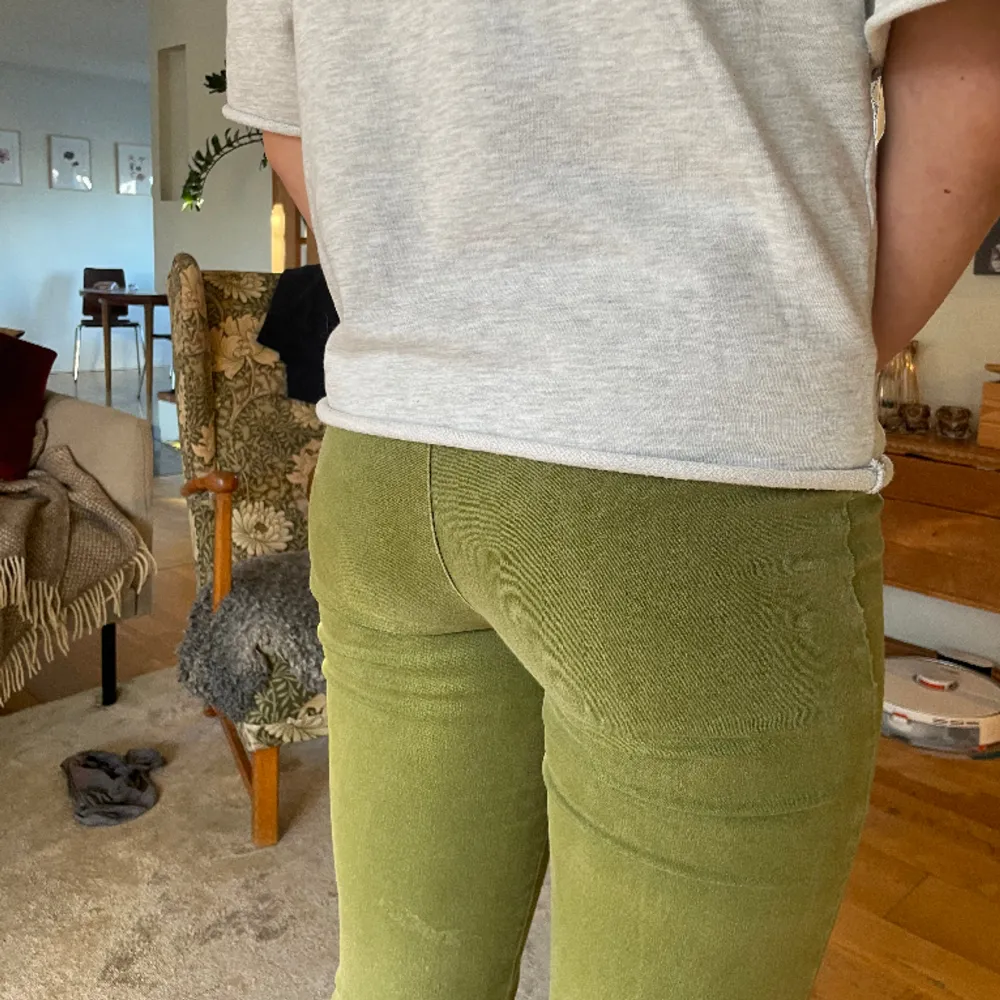 Jätte snygga gröna jeans!💖 har en liten fläck på baksidan som visas på sista bilden men jag har inte ens märkt av den förrens nu🩷. Jeans & Byxor.