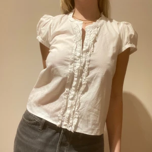 Vit blus - Såååå fin!!! Jag S så kan du utgå från de