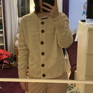 Söt kofta - Söt stickad kofta från slected/femme i storlek L