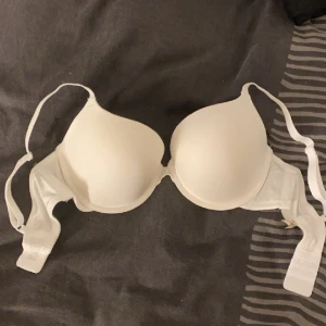 Bh - Vit bh som aldrig är använd