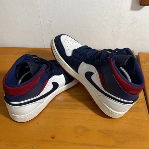 Nike Jordan mid marinblå och röd  - Som ni ser helt nya skor, anväda ett par gånger fast det inte ser ut som det. För fler bilder är de bara o kontakta  