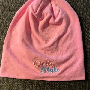 Dolly Style mössa - Rosa Dolly style mössa Fint skick knappt använd!!!