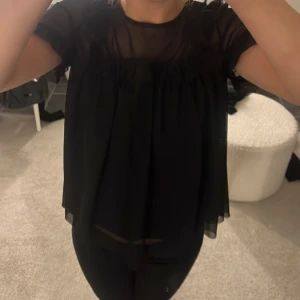 Blus - Så fin blus/topp som passar till både fest och vardag med fina detaljer🥰 tycker den är så fin men kommer ej till användning💕
