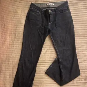 •Lågmidjade jeans från: Zara •Använda fåtalgånger. •Storlek 40, men skulle säga att de har en mindre passform. 💞 