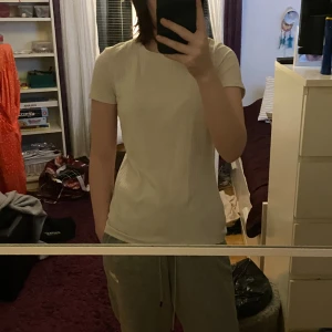 Basic vit tshirt - Basic vit t-shirt i storlek s.