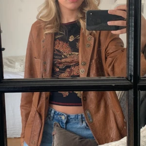 Vintage skinnjacka  - Så cool skinnjacka. Kastanjebrun i färger och lite oversized i modellen, uppskattar att den passar storlek XS-M