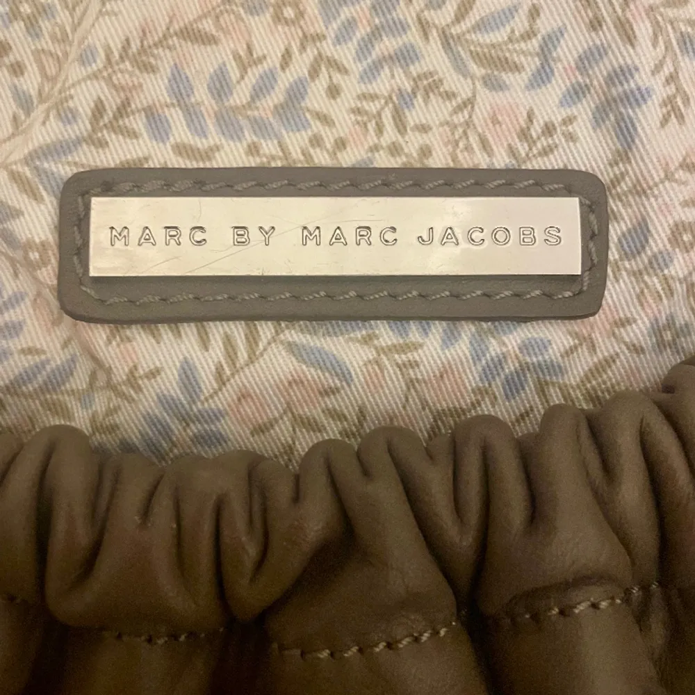 Jätte fin Marc by Marc Jacobs väska!! Köpt på Sellpy därav äkta💕💕typ brun/beige/grå💕. Väskor.