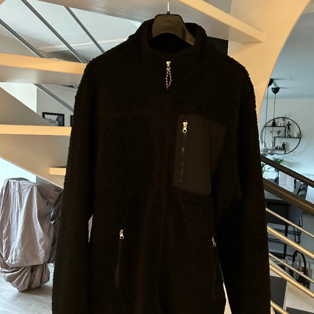 Säljer denna svarta Teddy jacka från Lager 157. Den är i storlek L. Bra skick, aldrig använd. . Jackor.