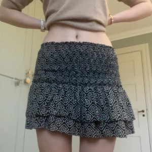 Minikjol svart mönstrad - Kjolen är från zara och knappt använd, mycket bekväm och stretchig. Men kan antingen ha den på höfterna som i bilden eller längre upp om man vill. 