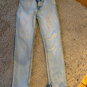 Blå jeans från zara  - Jeans från zara i fint skick. Slits nedtill.. skriv privat för mer och bättre bilder 😀