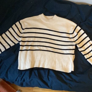 Randig tröja - En fin randig tröja från gina i storlek xs💗 Bra skick och köpt för 399 kr,  säljer för bra pris! Inga defekter 🩷