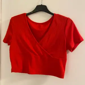 En röd tröja i stoleke S! V-ringad! Säljer en likadan fast i svart! Se bild 3 för att se att tygrt är som ribbat! Frakt tillkommer-fraktr endast! 