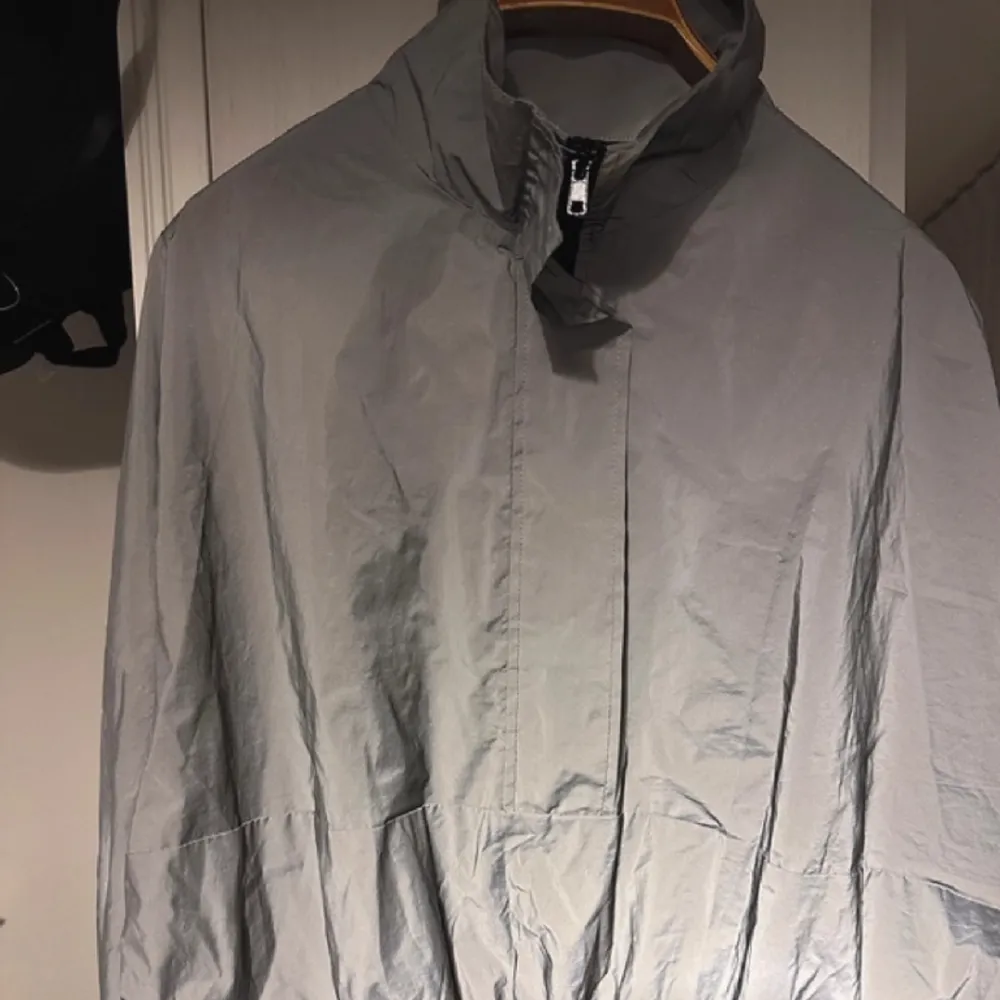 Half zip, batwing sleeves. Reflex effect and elasticated cuffs and hem. Really cool. No holes, tears, rips, stains, snags, fading, pilling. Can take more pics/measurements. Pet/smoke free home. Pls expect some wear in 2nd hand items as these are not . Jackor.