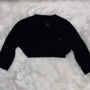 svart bolero - säljer denna fina bolero eftersom den tyvärr är för liten för mig💘 den är i strl xl men känns mer som xs/s?