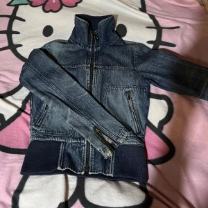 Jeansjacka bikbok  - Gamla bikbok jeans jacka. Står stl m men den är ganska tajt på mig som brukar vara en m. Skitsnygg, croppad, går att ha kragen upp och nedvikt. Skriv om ni har frågor ! 