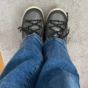 Tommy Hilfiger skor - Säljer dessa vinterskor eftersom de är för små, fodret inuti är lite trasigt men annars är de i jättebra skick. Skorna är vattentäta och väldigt varma att ha på vintern.