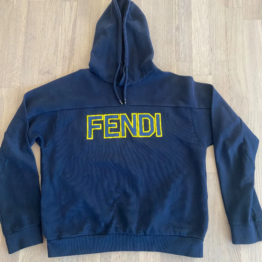 Fendi Logo Hoodie Använd - i gott skick Size 48 fits M/S Ny pris 9000 SEK. Hoodies.