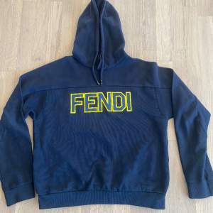 Fendi Logo Hoodie Använd - i gott skick Size 48 fits M/S Ny pris 9000 SEK