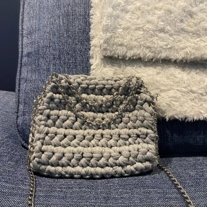 Stella McCartney likande väska  - Hemmavirkad Stella McCartney likande väska i storlek small.  Ljusgrå med rostfri silverkedja 