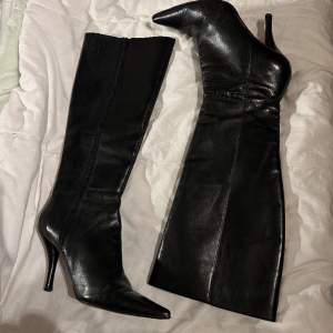 Seeling these beautiful knee High boots in size 7 1/2 fits like 40