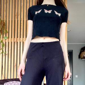 Svart crop top i trikåmaterial med tre fjärilar på 🦋🦋🦋 Väldigt skön. Köpt i Los Angeles. Storlek S, sitter som en S/M.