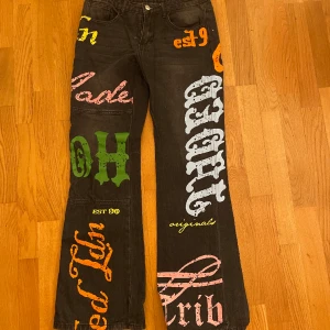 Jaded london jeans  - Jätte fina jeans från jaded london tyvärr för små för mig därför säljer jag dem. Skirv vid frågor❤️❤️❤️   (OBS trag kedjan gör inte att dra upp)