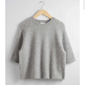 Stickad T-shirt  - Jättefin grå stickad T-shirt från &Other Stories! Endast använd ett fåtal gånger så är i bra skick😇