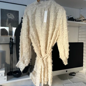 One & Other klänning - Ljuvlig klänning från one & other, storlek L.  Passar även M.   Ny med prislappen kvar. 