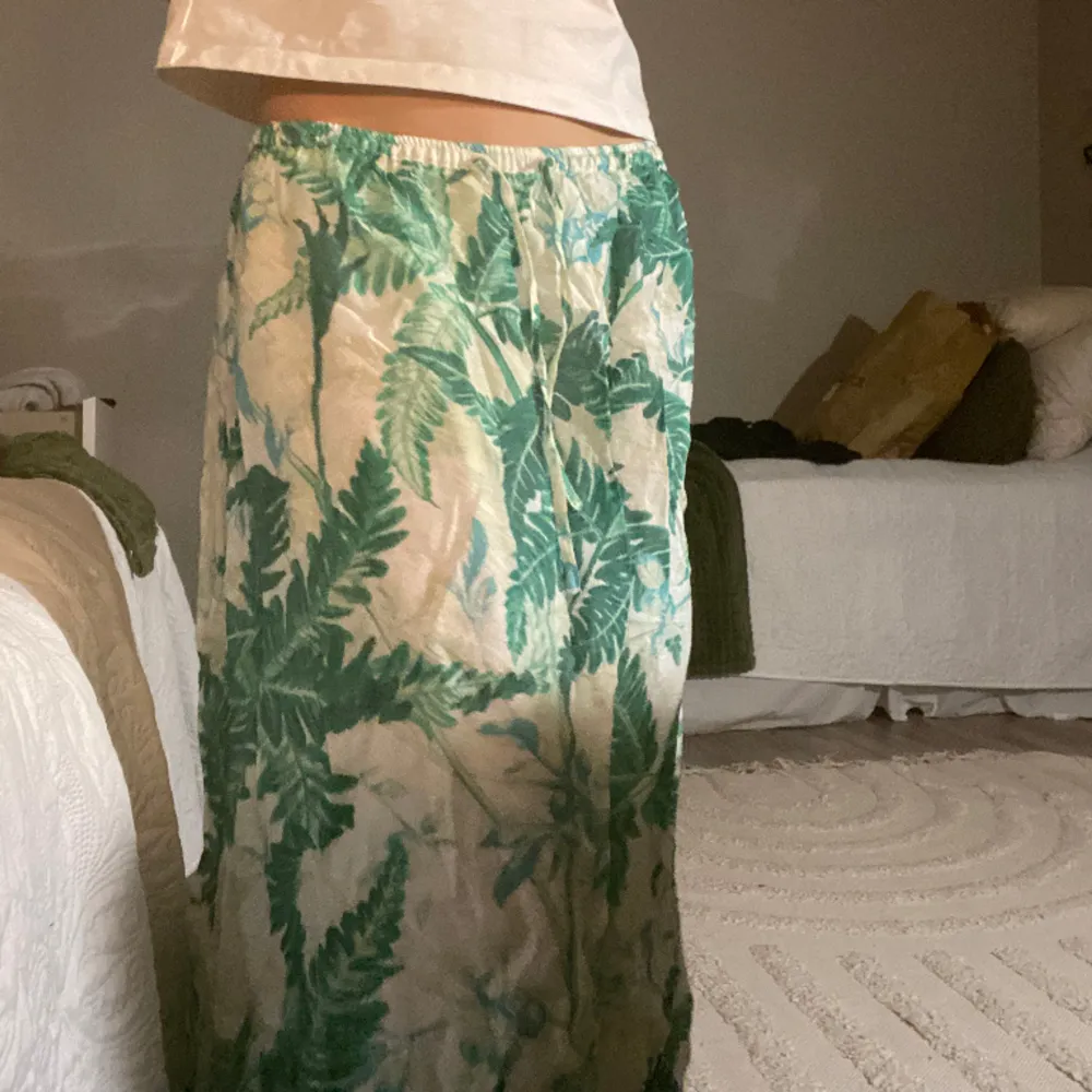 En fin somrig kjol perfekt köl sommarn! Aldrig använd och är köpt på hm, super fint skick! Skriv vid flera frågor! 💓. Kjolar.