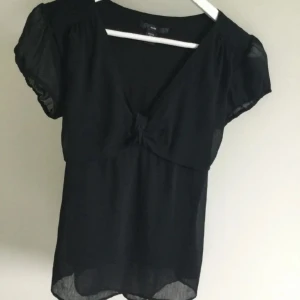 Topp - Jättesöt topp som man kan kan styla bandet på tre olika sätt, passar storlek S, skriv om intresse för fler bilder💕💕