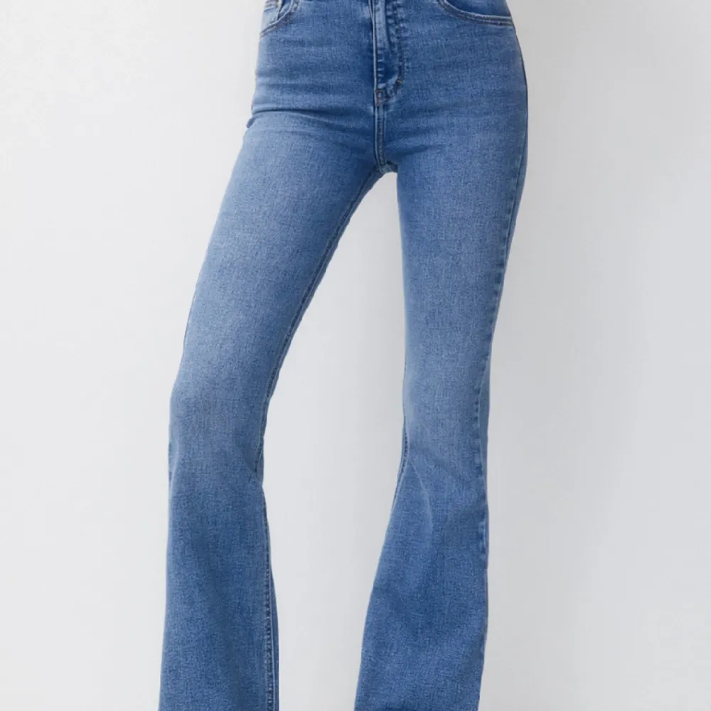 Oanvända flare jeans från pull and bear Storlek 38. Jeans & Byxor.