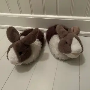 Söta kanin-tofflor från Din Sko i storlek 36-37! Säljer eftersom de är för små för mig. 