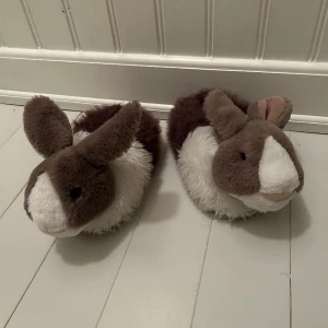 Kanin-tofflor  - Söta kanin-tofflor från Din Sko i storlek 36-37! Säljer eftersom de är för små för mig. 