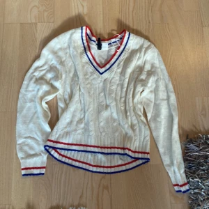 stickad tröja från hm - bra skick, säljer då inte min stil riktigt och har en annan liknande men kan skicka bild på privat❣️🫶
