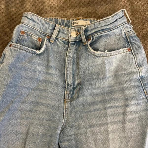 Ljusblåa jeans - Ganska bra skick lite slitna i färgen från tvätt och även vid fötterna.