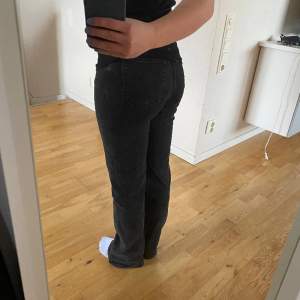 Svarta jeans med hög midja, som aldrig riktigt kommit till användning, jättefin svart färg. Jag är ca 166cm för referens!❤️