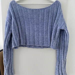 Stickad topp - Jättefin och mjuk croptop i mjuk stickad blå färg. Köpt i USA på forever 21  Jättefint skick.  Storlek L