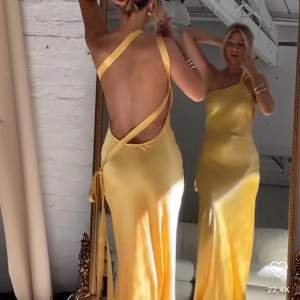 Monique dress, storlek S Helt oanvänd med lappar kvar  Köpt för ca 6000kr med tull inkluderat 