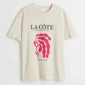 T-shirt - Säljer denna t-shirt med tryck. Färgen är creme vit. Den är använd några gånger men fortfarande fint skick. Inga defekter eller fläckar! Tröjan är från hm och stl S. 💕