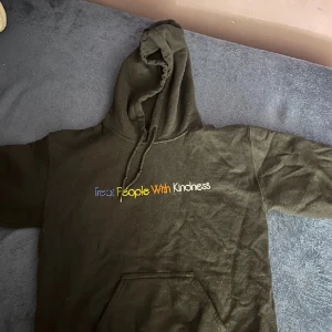 Harry styles hoodie - Köpte den utanför tele2 arenan 2022. Köpte den för 750kr. Säljer för 350kr