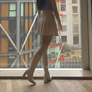 vita knästövlar - säljer ett par vita knästövlar! väldigt bekväma! är lite slitna vid sidan som syns på bild 3!    ska flytta utomlands så ALLT måste bort innan APRIL, annars slängs det på tippen 🥲